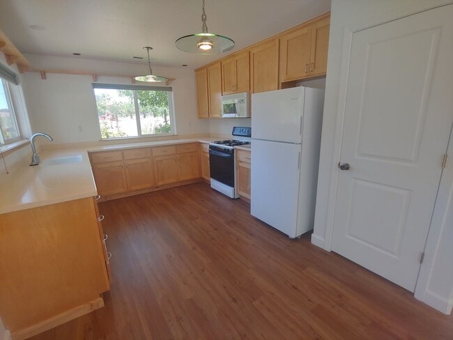 Building Photo - Lakeport location for retn!!