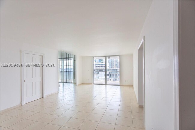 Building Photo - 1420 Brickell Bay Dr