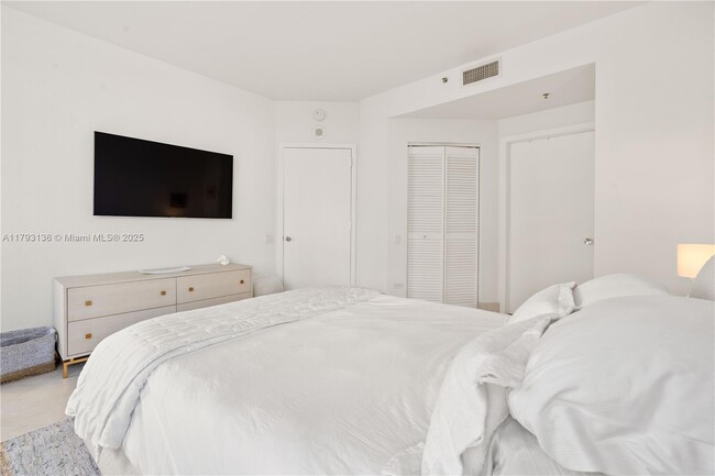 Building Photo - 808 Brickell Key Dr
