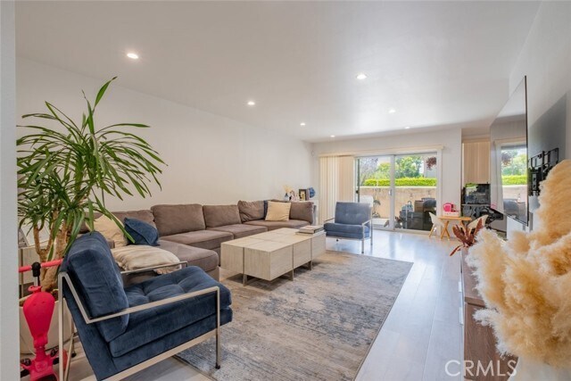 Foto del edificio - 4487 Colbath Ave