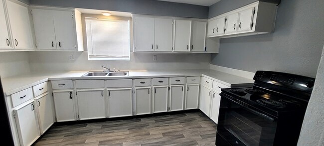 Building Photo - 2849 Greenwood Dr