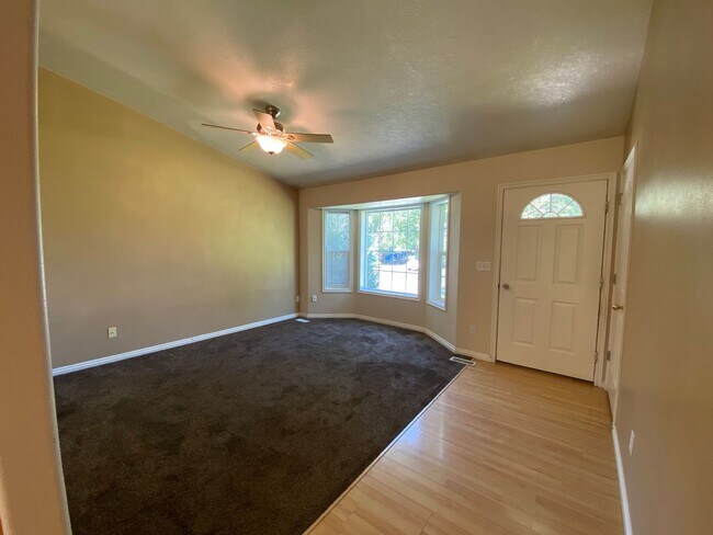 Foto del edificio - 5 bedroom / 3 bathroom Single Family Home