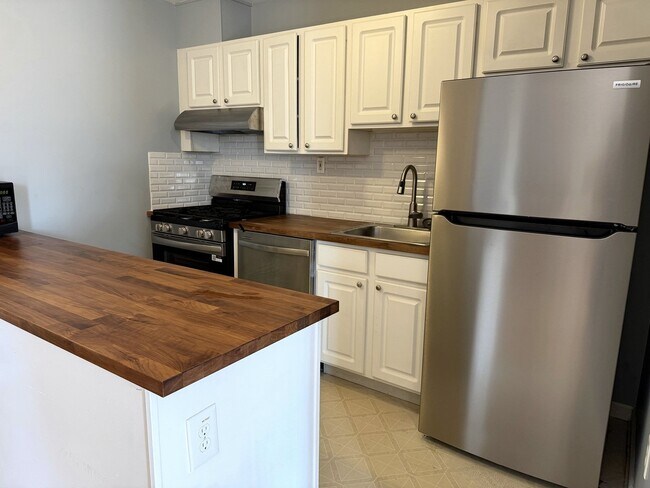 Foto del edificio - 372 Bramhall Ave