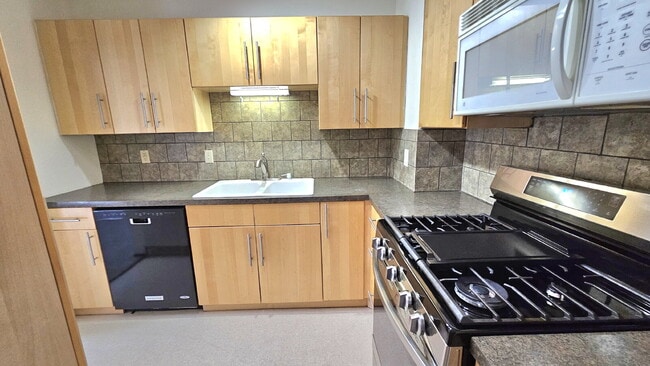 Foto del edificio - "Charming 3-Bed Townhouse with 2 Full Baths and Spacious 1,492 Sq Ft in Maple Grove!"