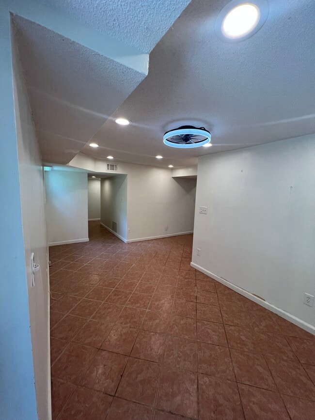 Building Photo - 2210 Shamrock Dr