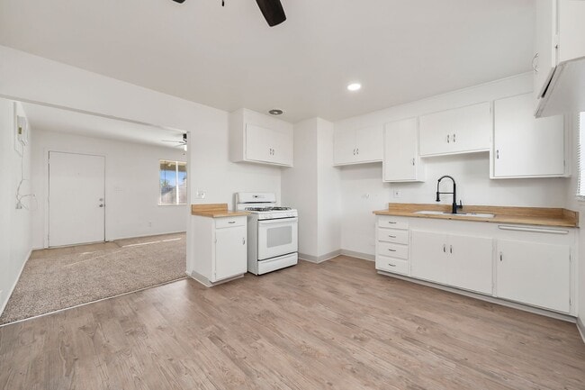 Building Photo - Cozy 2 Bedroom Home for Rent - Availabe Now