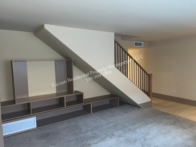 Building Photo - 915 N Venice Ave