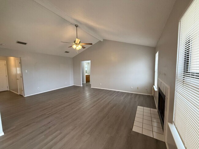 Building Photo - 4-Bedroom Home Near Goodfellow Airforce Base AVAILABLE NOW!