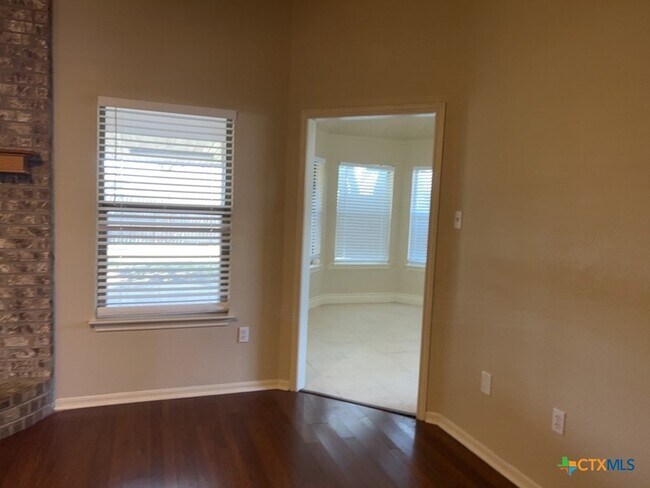 Foto del edificio - 3906 Lone Oak Dr