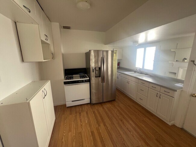 Foto del edificio - Charming 2 bed 1 bath cottage home with ga...