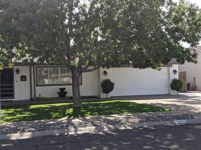 Building Photo - 3041 E Shangri-La Rd