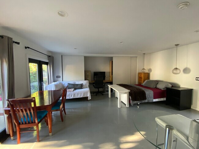 Foto del edificio - 3045 Edgehill Dr