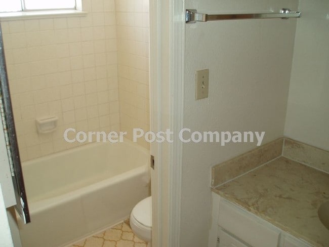 Building Photo - 911 Alvarado Dr SE