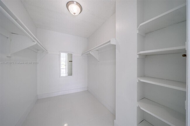 Foto del edificio - 9800 W Bay Harbor Dr