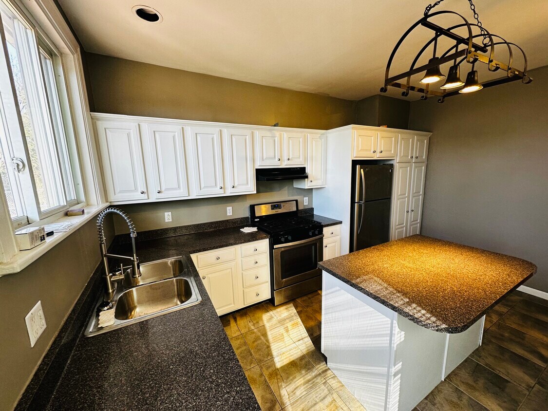 Large eat-in kitchen - 3611 Purdue St