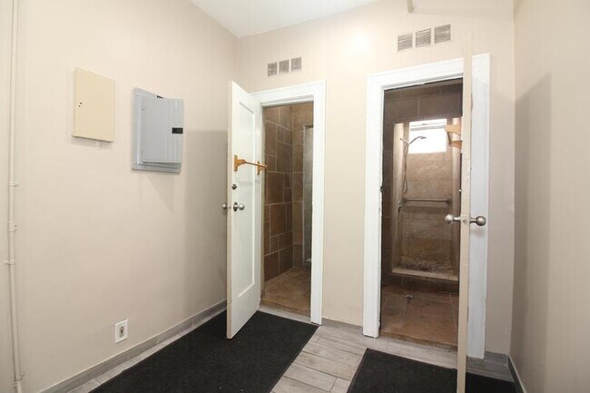 Foto del edificio - 647 W 18th St