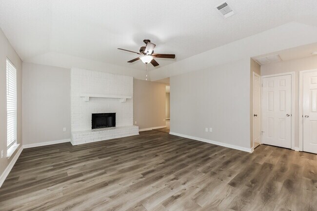 Building Photo - 6003 Cool Springs Dr