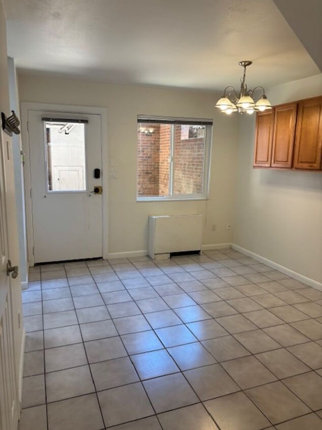 Close to Campus 2BD/1.5 BA Townhouse - Ava... - Close to Campus 2BD/1.5 BA Townhouse - Ava...