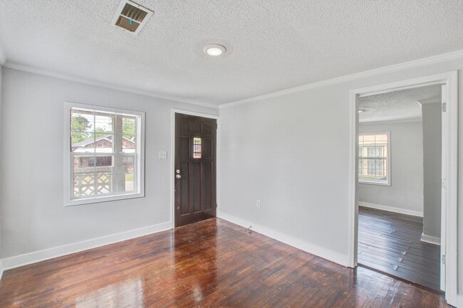 Building Photo - Modern Prime Location Near Park Circle
