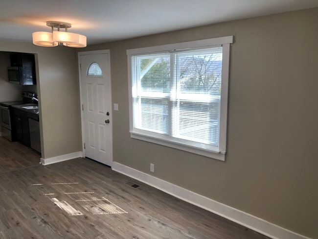 Building Photo - 3 Bedroom cottage overlooking green space ...