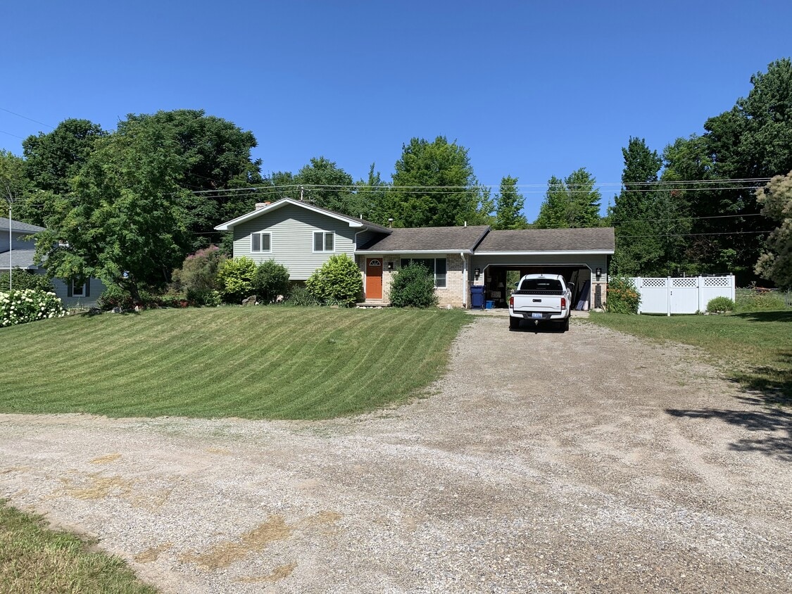 10571 Center Rd, Traverse City, MI 49686 House Rental in Traverse