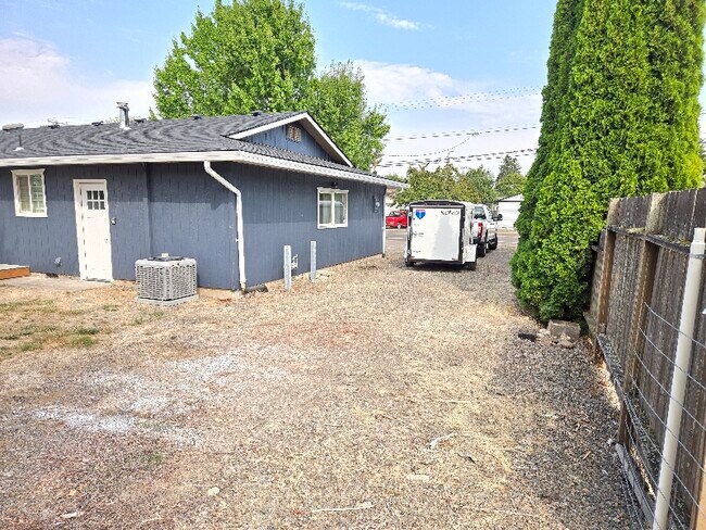 Foto del edificio - 6095 McLeod Ln NE