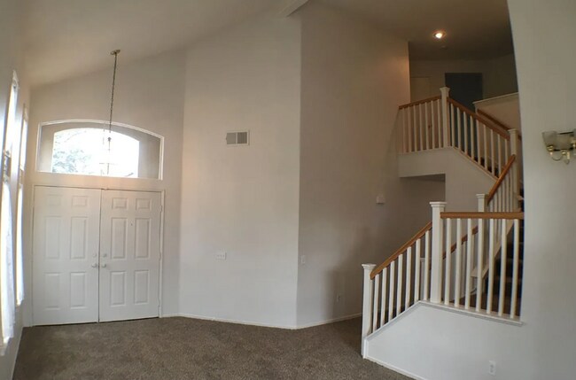 Foto del edificio - 4BR/3BA in Desirable Vail Ranch – Fireplace, Lofty Primary Suite & 3-Car Garage