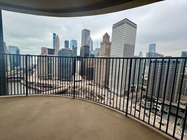 Foto del edificio - 300 N State St