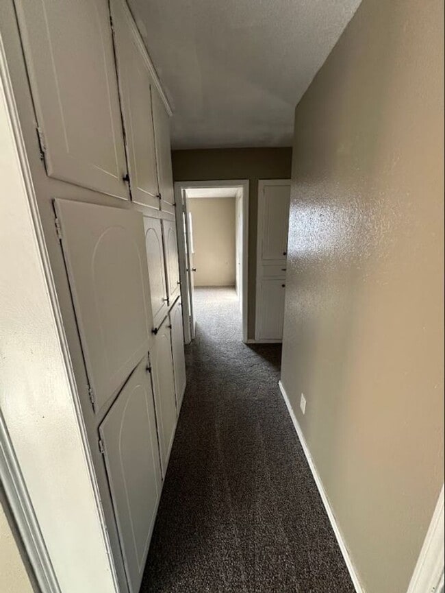 Foto del edificio - 4 Bed 2 Bath Available!