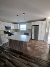 Building Photo - 102 Fieldstone Ct