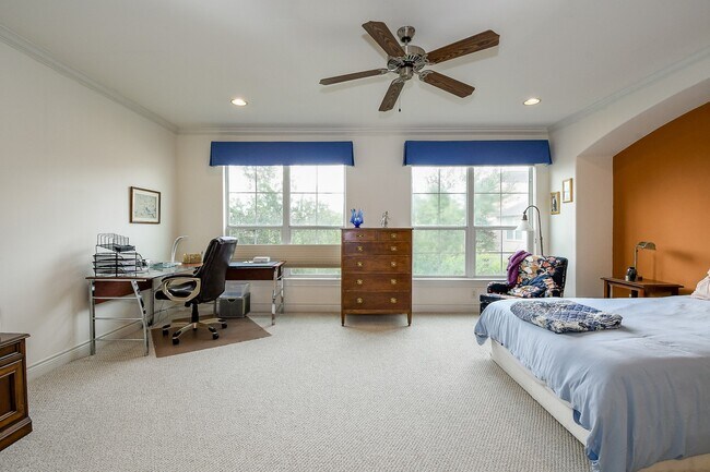 Foto del edificio - 9127 Harbor Hills Dr