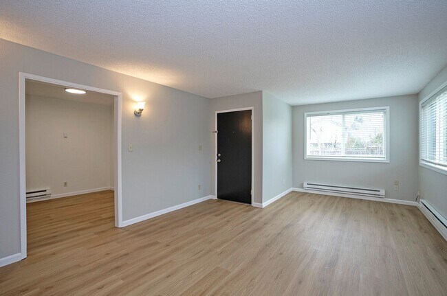 Foto del edificio - Remodeled 2BR w/ Garage, Fenced Yard & Stainless Steel Appliances