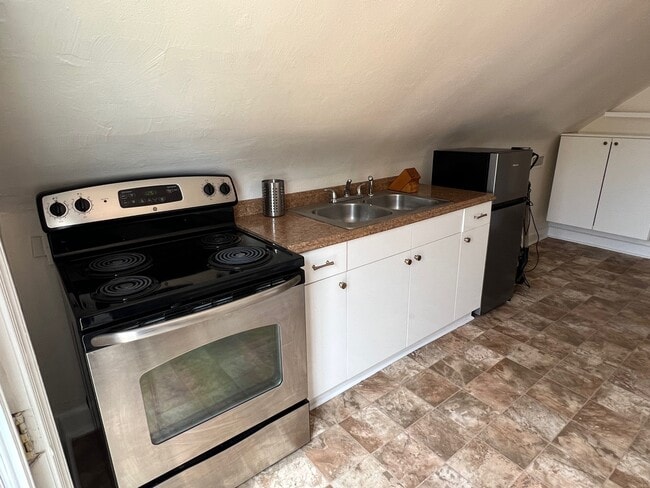 Kitchen - 1018 Wolcott Ave