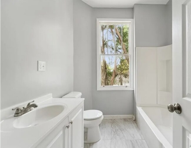 Building Photo - Updated Home in the Heart of Savannah