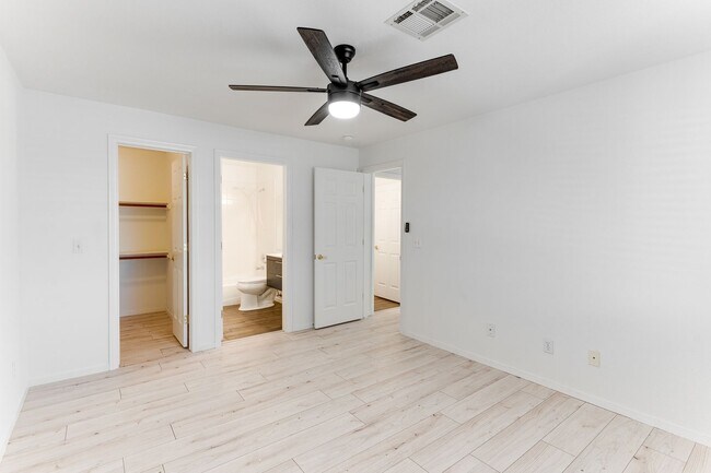 Foto del edificio - Stylish Remodeled 2-Bedroom Condo with Bal...