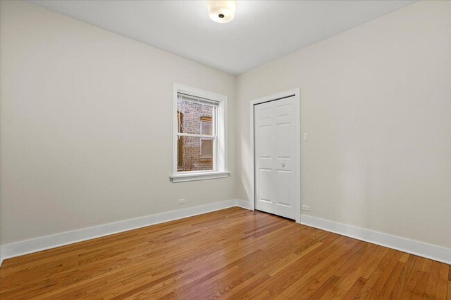 Foto del edificio - 3 bedroom in Chicago IL 60625