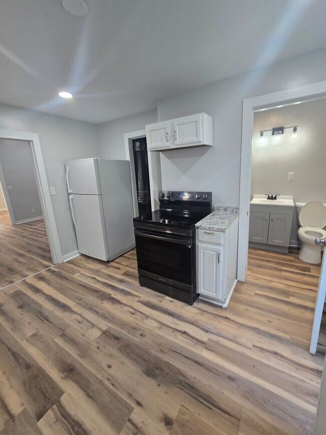 Building Photo - Studio Duplex located on the Westside near 10th St and White River Pkway Dr