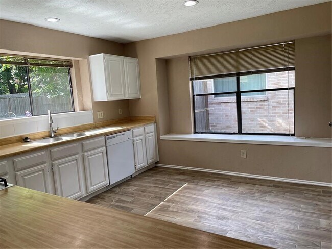 Building Photo - 21311 Meadowhill Dr