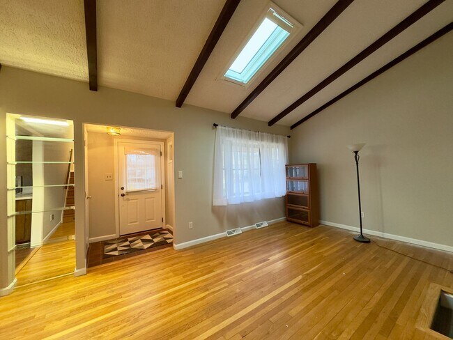 Foto del edificio - Charming Split-Level Interior 3 Bedroom/2 Bathroom Detached Home in Lutherville Timonium, MD!
