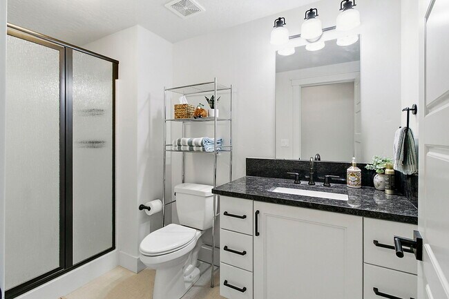 Foto del edificio - 6777 E Warm Springs Ave