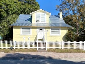 Building Photo - 1006 13th Ave W