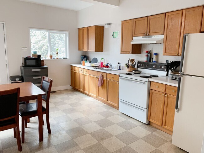 Foto del edificio - PRELEASING:  A 7+ bedroom/ 2 bath home in York Neighborhood!