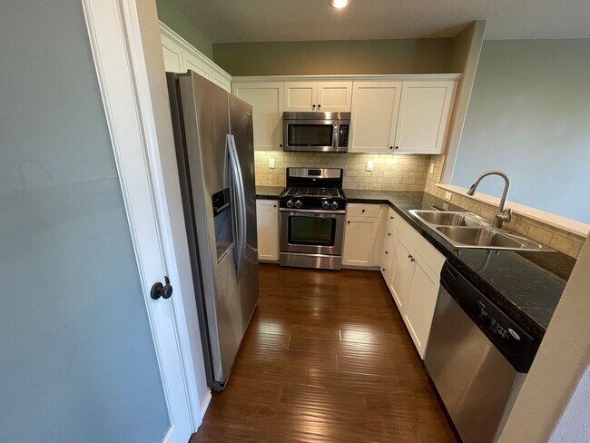 Building Photo - **$500 OFF THE FIRST FULL MONTH'S RENT** F...