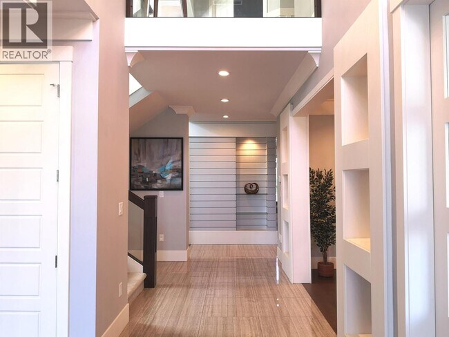 Photo du bâtiment - 8211 Seafair Dr