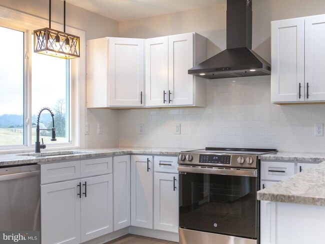 Building Photo - 613 5th St