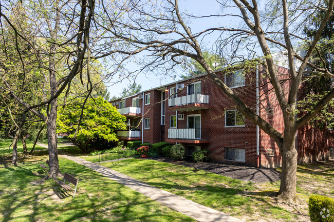 Foto del edificio - Forest Glen Condominiums