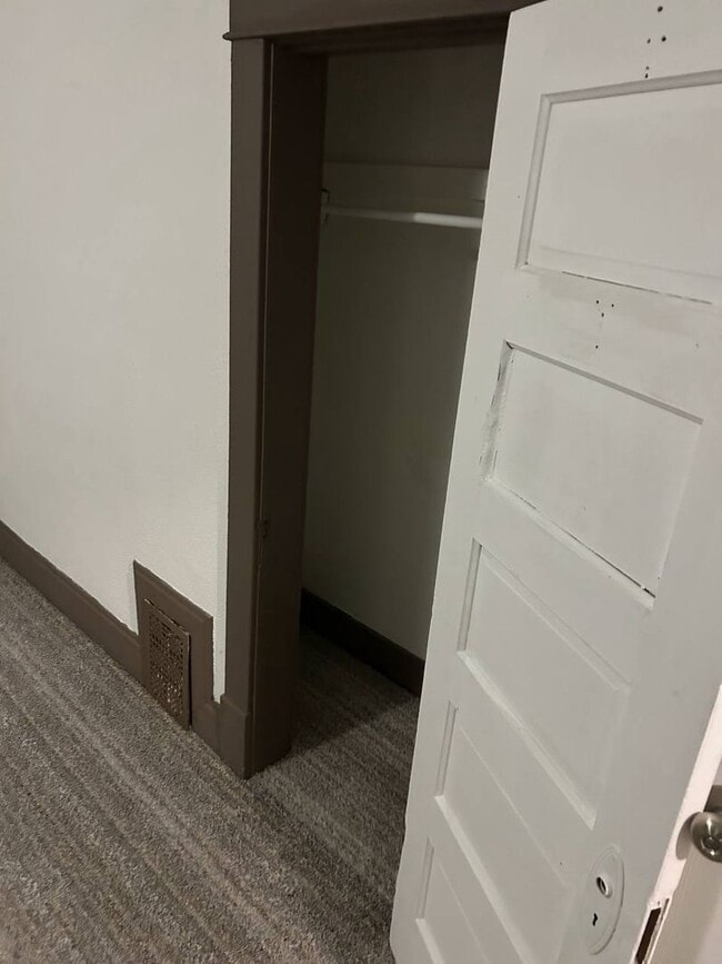 Building Photo - Spacious & Affordable 3-Bedroom Home - New Carpet and New Kitchen