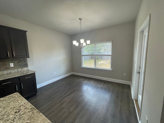 Building Photo - ~Stonebridge Subdivision~ 5 bedroom 3 bath...