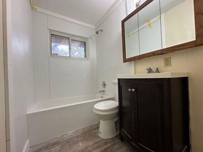 Building Photo - 13 W Adams Dr