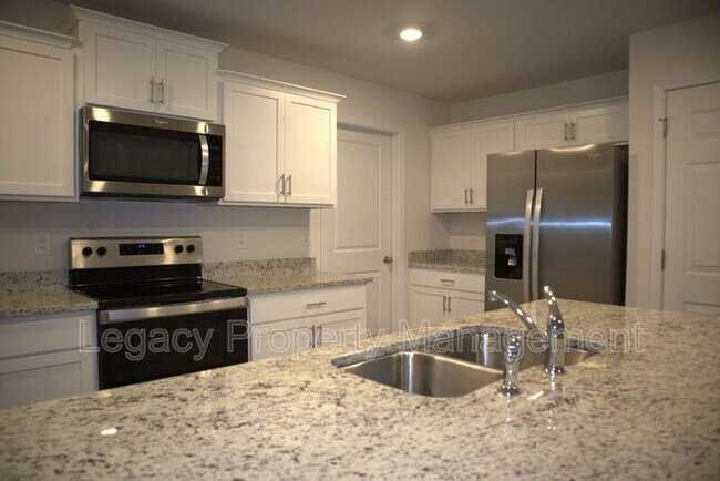 Building Photo - 2524 Lily Dr